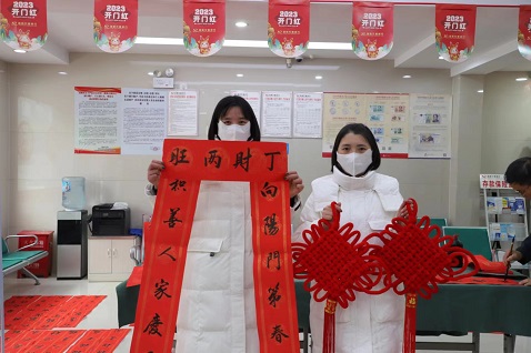 为客户送春联和中国结.jpg