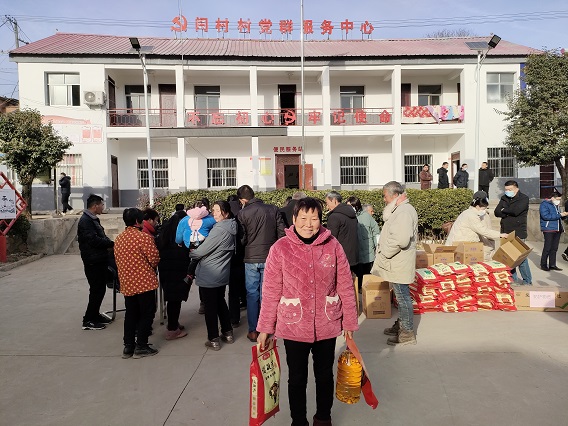群众领取春节慰问物资.jpg